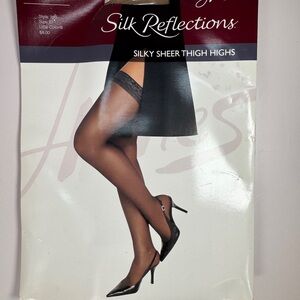HANES SILK REFLECTIONS Silky Sheer Thigh Highs Sandalfoot Little Color Sz EF NEW